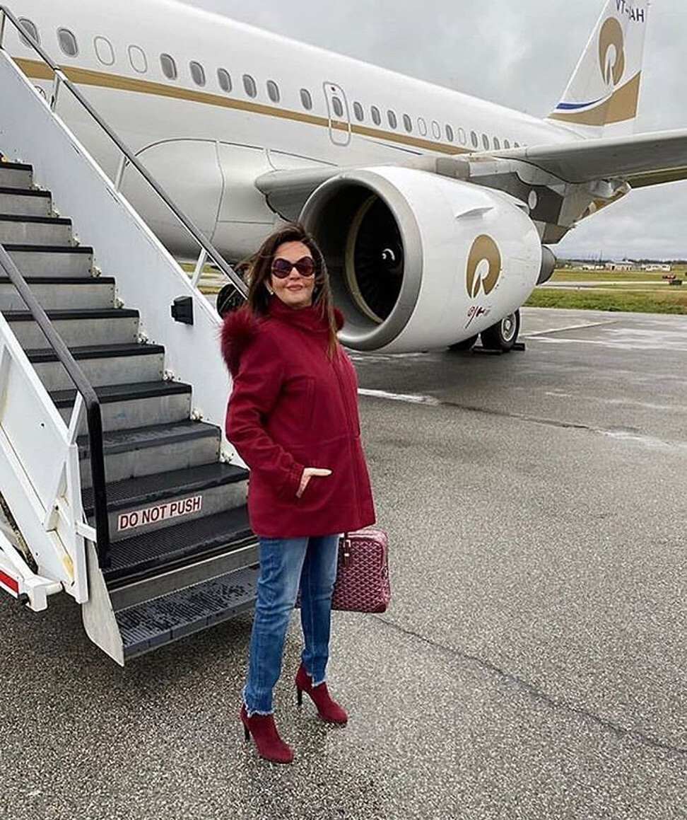 Nói về cuộc sống xa hoa của phu nhân tỷ phú Ambani thì không thể bỏ qua bộ sưu tập siêu xe và máy bay của bà. Vào sinh nhật năm ngoái, bà Nita được chồng tặng một chiếc Airbus A319 trị giá 60 triệu USD. Đổi lại, bà đã tặng lại chồng một chiếc Mercedes Maybach 62 có giá khoảng 730.000 USD, bổ sung vào bộ sưu tập siêu xe gồm 168 chiếc của gia đình. Đây chỉ là số tiền nhỏ so với khối tài sản hơn 80 tỷ USD của chồng bà - Ảnh: Instagram.