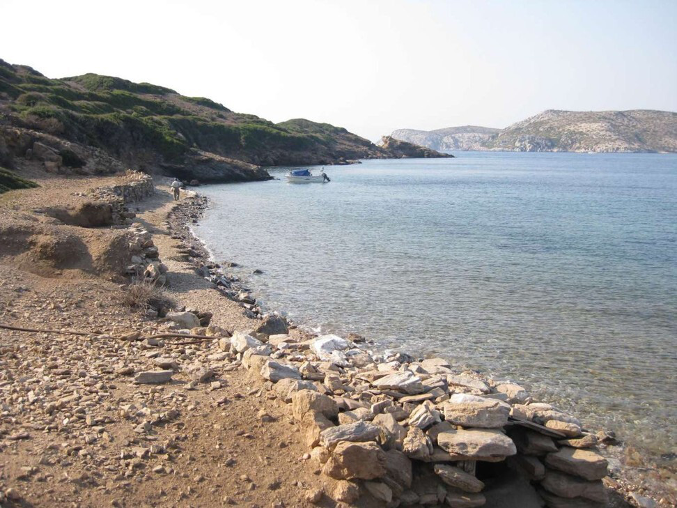 Đảo Stroggilo (Hy Lạp): Stroggilo là hòn đảo riêng còn hoang sơ nằm gần đảo Marathos trên biển Aegean. Hòn đảo này có diện tích 22 hecta và được rao bán với giá 5,02 triệu USD.