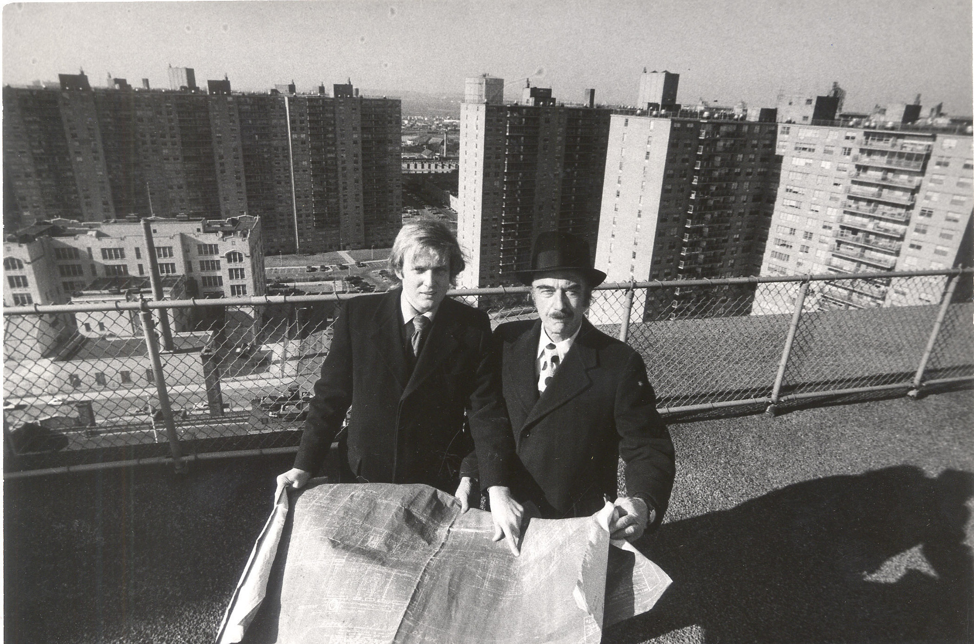 Ông Donald Trump và cha, Fred Trump, tại Trump Village - dự án cuối cùng của ông Fred ở Brooklyn, vào năm 1973. Khi đó, ông Trump đang học việc từ cha mình - Ảnh: New York Times.