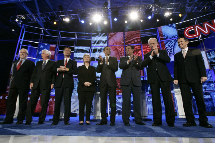 Trong cuộc bầu cử năm 2008, ông Biden ra tranh cử lần hai. Tuy nhiên, ông lại một lần nữa phải dừng cuộc đua vào Nhà Trắng sau thất bại ở bang Iowa bởi không thể cạnh tranh với sức ảnh hưởng lớn của hai ứng viên cùng đảng là ông Barack Obama và bà Hillary Clinton. Trong ảnh là ông Biden (thứ hai từ phải sang), ông Obama (thứ tư từ phải sang) và bà Clinton (cạnh ông Obama) cùng một số nghị sĩ trên sân khấu chuẩn bị cho cuộc tranh luận tổng thống của đảng Dân chủ tại Manchester, bang New Hampshire ngày 3/6/2007 - Ảnh: UPI.