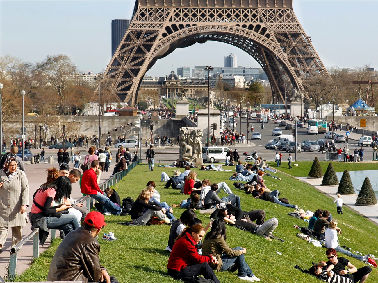 Tháp Eiffel là một trong những điểm du lịch nổi tiếng nhất tại Pháp với du khách trong người nước. Theo Tour Eiffel, ngọn tháp biểu tượng của nước Pháp này đón khoảng 7 triệu du khách mỗi năm. Trên đây là hình ảnh tại khu vực chân Tháp Eiffel được chụp vào ngày 26/4/2020 - Ảnh: Reuters
