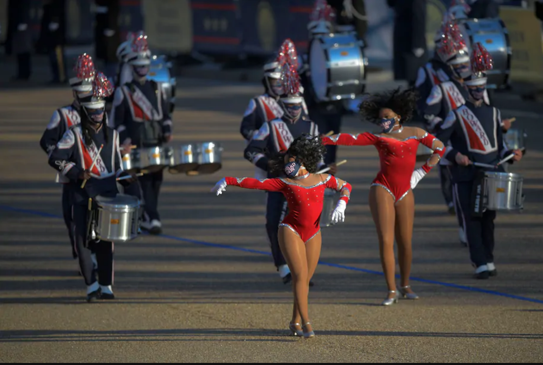 Ban nhạc của Đại học Howard biểu diễn gần Nhà Trắng trong ngày nhậm chức của tổng thống - Ảnh: Washington Post