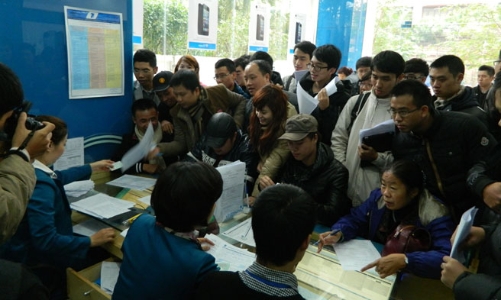 Đổ xô đi mua iPhone 5 của nhà mạng