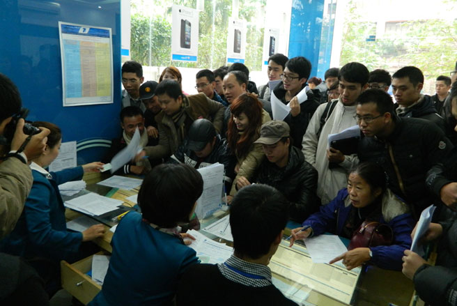 Điểm bán iPhone 5 của mạng VinaPhone tại 57 Huỳnh Thúc Kháng có hàng trăm người đến để mua iPhone 5. Trong số đó, nhiều khách hàng đã đến từ 4h để được mua hàng sớm nhất - Ảnh: M.Chung.<br>