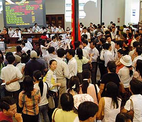 Trong tuần qua, các nhà đầu tư mong chờ một tín hiệu tích cực từ Ngân hàng Nhà nước, đó là tăng tỷ lệ cho vay đầu tư chứng khoán từ 3% tổng dư nợ cho vay lên 5% để kích cầu thị trường chứng khoán.