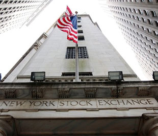 Phía trước Sở Giao dịch Chứng khoán New York (Mỹ). Thị trường chứng khoán Mỹ đêm qua giảm điểm sau khi chỉ số niềm tin tiêu dùng của nước này tiếp tục trượt giảm và một số tập đoàn lớn như Home Depot và Coach Inc. báo lỗ nặng hơn dự kiến - Ảnh: Getty.