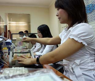 Với xu thế giảm phát, Chính phủ có lẽ sẽ phải là đầu tầu trong việc thúc đẩy trở lại nhu cầu tiêu dùng - Ảnh: Việt Tuấn.