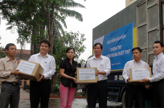 Đại diện PTI trao quà cho một trường học tại huyện Nghi Xuân, Hà Tĩnh.