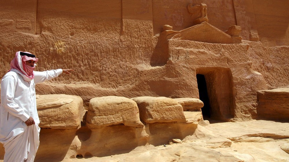 Một người Saudi Arabia thăm ngôi mộ đá tại thành phố cổ Madain Saleh, một di sản thế giới được UNESCO công nhận, tại tỉnh al-Ula ở miền bắc Saudi Arabia - Ảnh: EPA. 