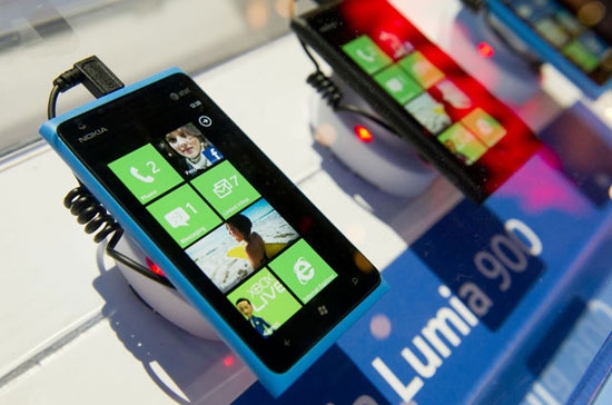 Trước khi tung ra thị trường Mỹ, Nokia Lumia 900 được giới chuyên môn đánh giá rất cao, nào là quân át chủ bài, nào là bom tấn của hãng điện thoại Phần Lan - Ảnh: BLB.
