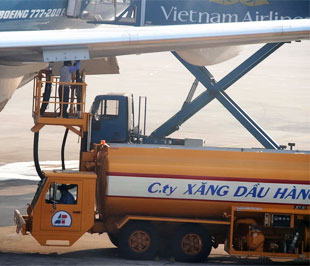 Xăng, dầu máy bay là mặt hàng nằm trong các phân nhóm 2710.19.13.00 và 2710.19.14.00 trong biểu thuế nhập khẩu ưu đãi - Ảnh: vietaviator.com