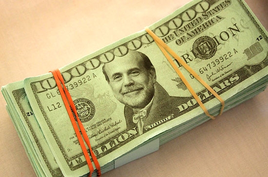 Ảnh vui về quyết định chi 600 tỷ USD để mua trái phiếu của Mỹ, với hình ông Bernanke in trên tờ Đô la có mệnh giá... nghìn tỷ - Ảnh: Forexcrunch.