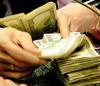 Theo Ngân hàng Nhà nước, việc tỷ giá đồng Việt Nam so với đồng Đô la Mỹ trên thị trường tự do tăng đã làm ảnh hưởng đến tâm lý của dân cư và doanh nghiệp.