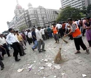 Bên ngoài Khách sạn Taj Mahal tại Mumbai, một trong những địa điểm bị khủng bố tấn công - Ảnh: Reuters.