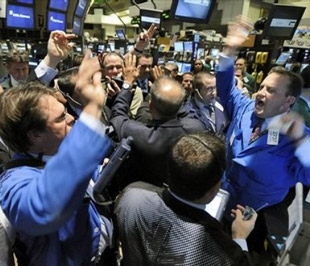 Các chỉ số chứng khoán ở Mỹ đã tăng từ 4,2% đến 5,4% sau khi FED cắt giảm lãi suất cơ bản xuống 0- 0,25% - Ảnh: AP.