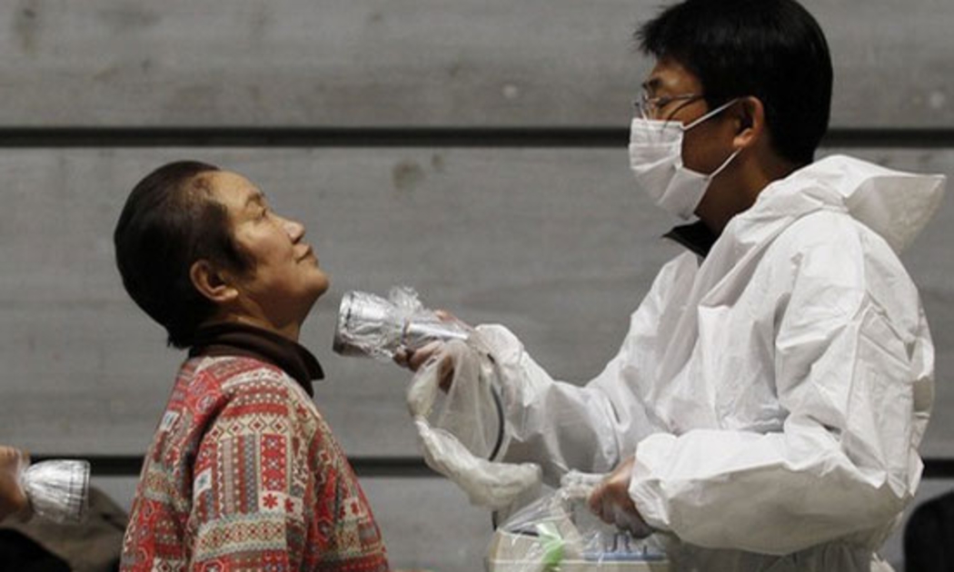 Kiểm tra phóng xạ trên người dân chúng ở Nhật - Ảnh: Reuters.