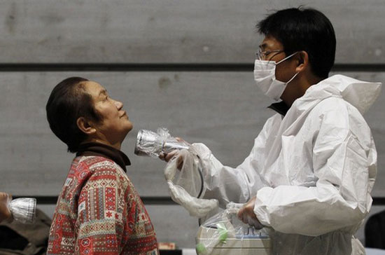Kiểm tra phóng xạ trên người dân chúng ở Nhật - Ảnh: Reuters.