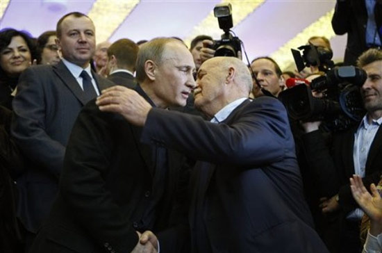 Putin xúc động ôm hôn những người ủng hộ trong cuộc mít tinh ở thủ đô Moscow - Ảnh: AP.