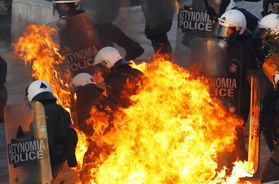 Việc Hy Lạp chấp nhận thắt lưng buộc bụng hơn nữa có thể đẩy lùi nguy cơ vỡ nợ, song sẽ làm bất ổn xã hội gia tăng - Ảnh: Reuters.