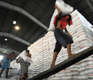 Mức vay tối đa của doanh nghiệp bằng số kinh phí để thanh toán số nợ tiền lương và các khoản khác phải trả cho người lao động bị mất việc làm. Lãi suất vay là 0%, thời hạn vay tối đa là 12 tháng - Ảnh: AP.