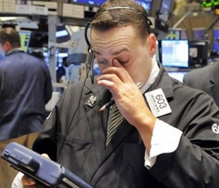 Khủng hoảng tài chính toàn cầu vẫn đang diễn biến phức tạp - Ảnh Reuters.