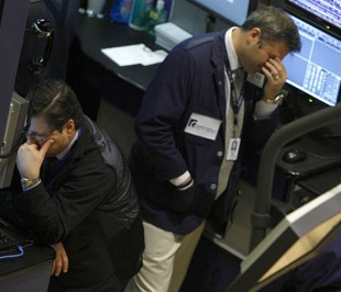Trong tuần, chỉ số Dow Jones mất 3,7%, chỉ số Nasdad hạ 2,69%, chỉ số S&P 500 trượt 4,52% - Ảnh: Reuters.