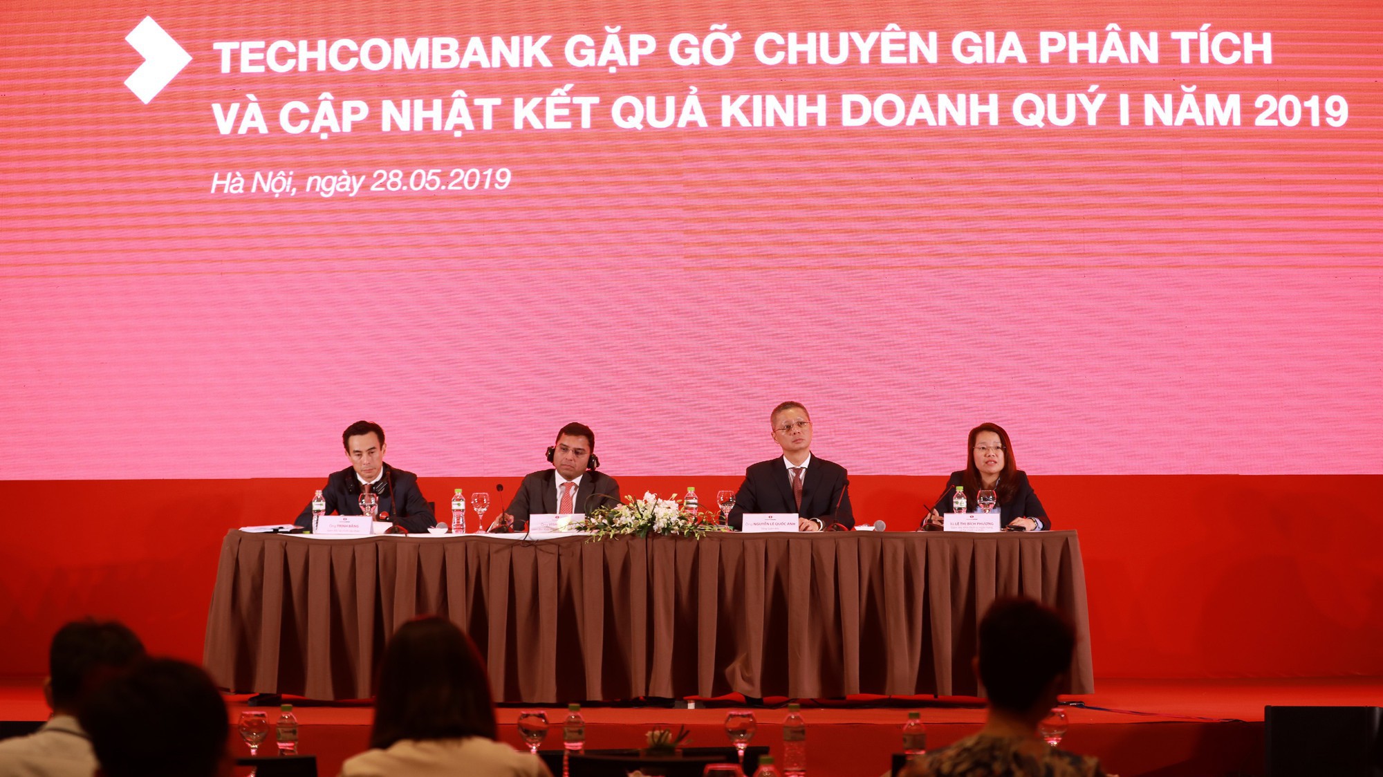 Với mục tiêu khách hàng là trọng tâm, Ngân hàng luôn hướng tới trải nghiệm tốt nhất cho khách hàng. 