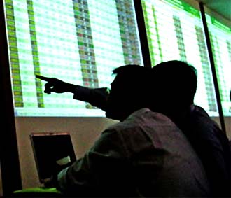 Phiên hôm nay trên sàn Tp.HCM vẫn tiếp tục khủng hoảng giá sàn với khoảng 90% mã. VN-Index giảm tới 24,61 điểm, gần hết khả năng cho phép và chỉ còn 521,07 điểm.