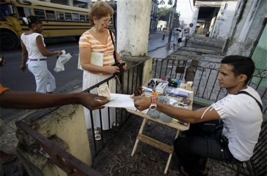 Một người bán lẻ trên đường phố Havana, Cuba. Chính phủ Cuba đang lên kế hoạch hoàn thành việc cắt giảm 500.000 lao động trong khu vực nhà nước tới cuối tháng 3 năm nay - Ảnh: AP.