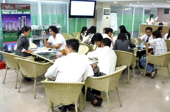 Khách hàng tại sàn giao dịch bất động sản Nam Việt.