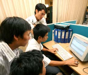 "Phần lớn sinh viên Việt Nam đều ham học hỏi và có chí cầu tiến nhưng họ chưa được đào tạo theo đúng tiêu chuẩn quốc tế".