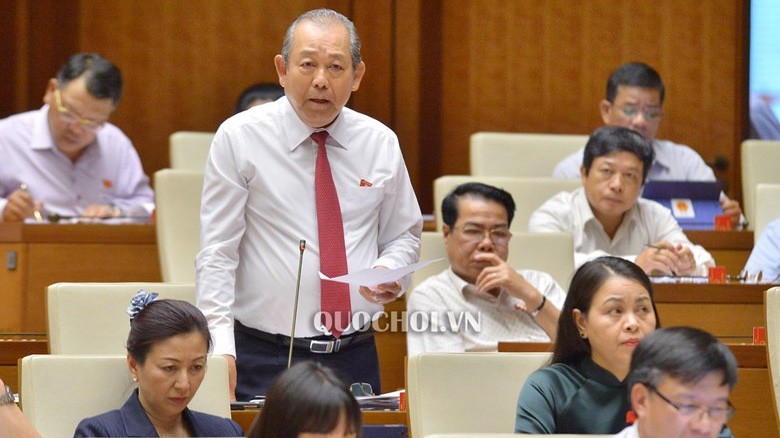 Phó thủ tướng thường trực Trương Hoà Bình tham gia trả lời chất vấn.