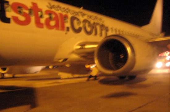 Bộ phận kỹ thuật tiếp cận động cơ máy bay ngay sau khi chiếc BL 806 hạ cánh thành công - Ảnh: Bobi.