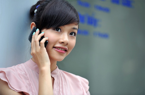 Theo các chuyên gia về marketing, việc tạo sự gần gũi với khách hàng không chỉ đến bằng những tiếp xúc trực tiếp, đặc biệt là ở dịch vụ có hàng chục triệu khách hàng như thông tin di động. 