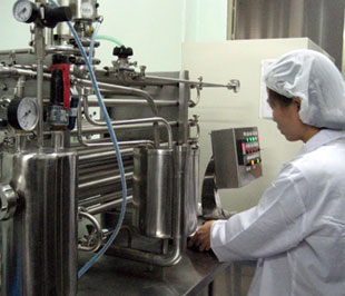 Máy xét nghiệm Hanoimilk vừa nhận bàn giao có khả năng phát hiện melamine ở mức 10 microgram, tương đương với ngưỡng phát hiện melamine tại các trung tâm kiểm nghiệm của Việt Nam.