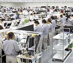 Tại một nhà máy lắp ráp sản phẩm của Canon tại châu Á.