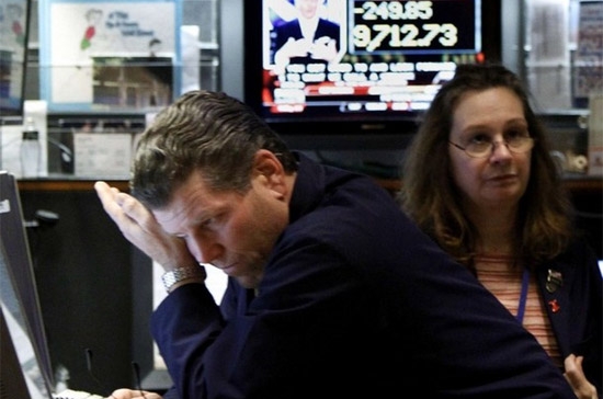 So với cuối tháng 9/2009, chỉ số Dow Jones không thay đổi giá trị, chỉ số S&P 500 giảm 1,98% và chỉ số Nasdaq mất 3,64% - Ảnh: Reuters.