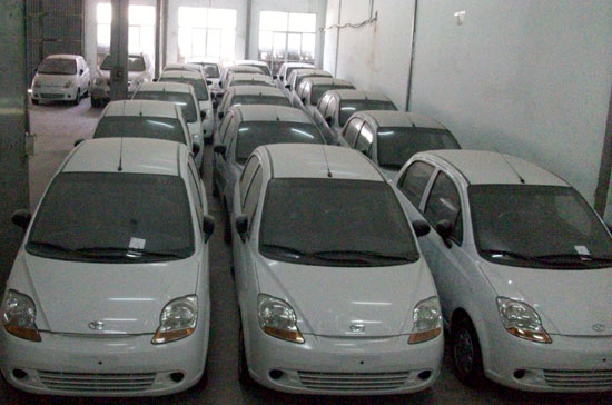 Các xe thuộc diện bị truy thu thuế của doanh nghiệp tại kho ngoại quan (ảnh doanh nghiệp cung cấp).