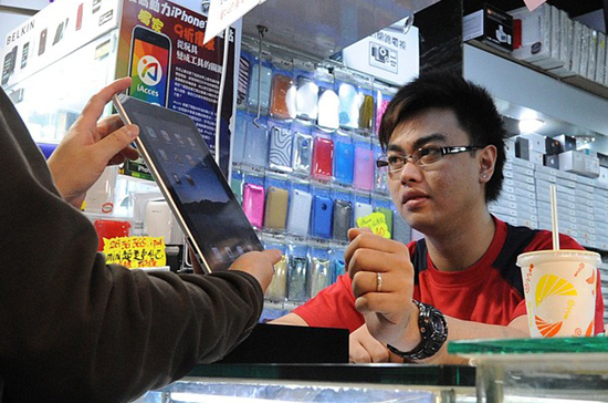 Không phải lúc nào chiếc máy tính bảng cũng nhận được sự chào đón như thế này - Ảnh: Getty.