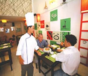 Anh Lý Anh Tú giới thiệu món Tây với thực khách.