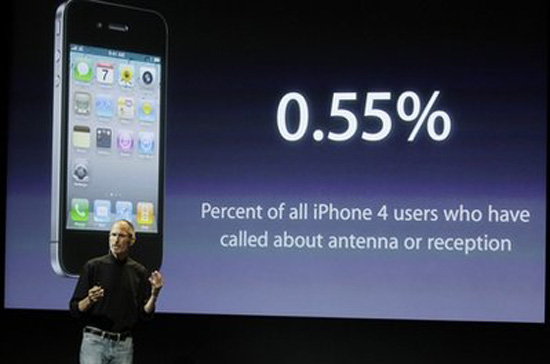 CEO Apple khẳng định, chỉ có 0,55% người dùng iPhone 4 gọi điện tới công ty phàn nàn về ăng-ten - Ảnh: AP.