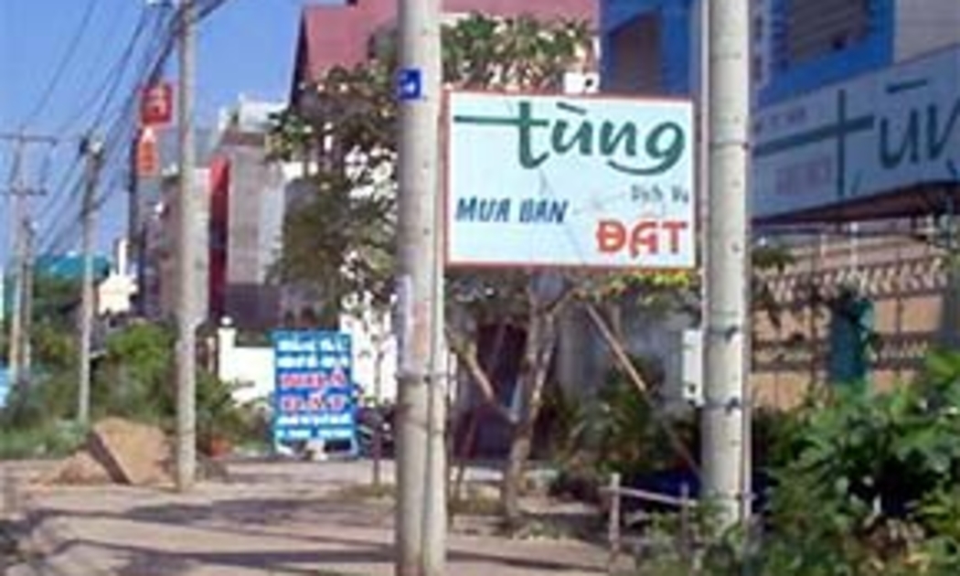 Một công ty môi giới bất động sản phải có ít nhất hai người có chứng chỉ môi giới.