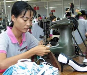 Những mặt hàng giày dép, may mặc, đồ gỗ... là những ngành truyền thống dành cho các nước có thu nhập thấp.