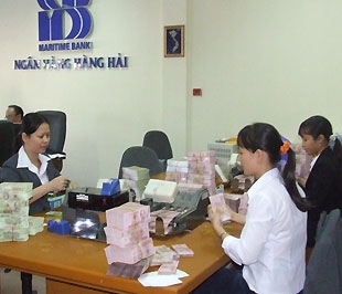 Giao dịch tại một chi nhánh của Maritime Bank. 