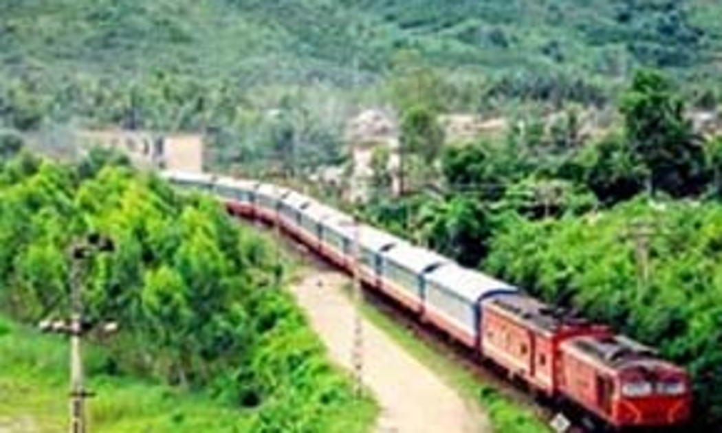 Đến năm 2010, vận tải hàng hóa bằng đường sắt dự kiến sẽ đạt 14,1 triệu tấn/năm, hành khách đạt 20,7 triệu lượt khách/năm.