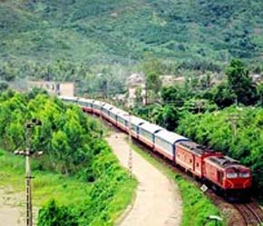 Đến năm 2010, vận tải hàng hóa bằng đường sắt dự kiến sẽ đạt 14,1 triệu tấn/năm, hành khách đạt 20,7 triệu lượt khách/năm.