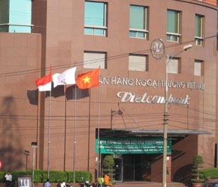 Sàn Tp.HCM vừa thông báo, 30/6 là ngày giao dịch đầu tiên 112.285.426 cổ phiếu của Vietcombank với mã chứng khoán VCB. Giá tham chiếu trong ngày giao dịch đầu tiên là 50.000 đồng/cổ phiếu.