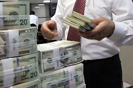 Việc giới hạn lãi suất tiền gửi USD của các tổ chức tối đa 1%/năm từ 11/2/2010 là một "cú hích" đối với nguồn ngoại tệ của các tổ chức bán lại cho các ngân hàng.