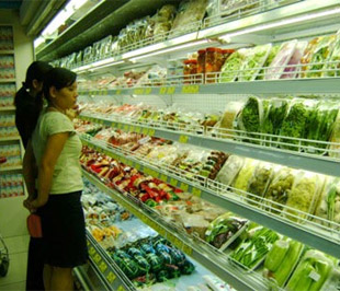 Sự lo ngại này rất có lý khi thị trường tiêu dùng Việt Nam, đâu đâu cũng nhìn thấy sản phẩm nhập ngoại, thậm chí kể cả rau - Ảnh minh họa.