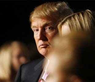 Năm nay 62 tuổi, tỷ phú Trump là một nhà kinh doanh bất động sản nổi tiếng của Mỹ. Năm 2008, ông được xếp ở vị trí thứ 368 trong danh sách những người giàu nhất thế giới do tạp chí Forbes thực hiện, với tài sản hơn 3 tỷ USD. Ông nắm giữ 28% cổ phần của Trump Entertainment - Ảnh: Reuters.